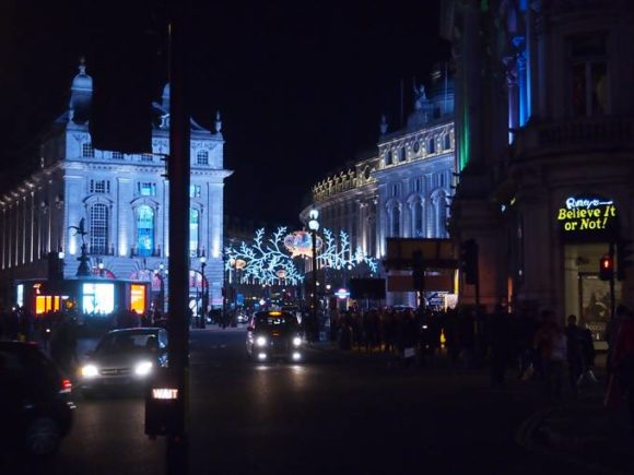 Ein abendlicher Blick in die post-christmas-sale-bereite Regent Street in London.