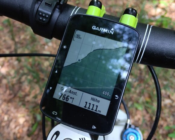 Garmin Navi mit Höhenanzeige: 766 m gefahrener Antieg, Höhe aktuell 1111 m