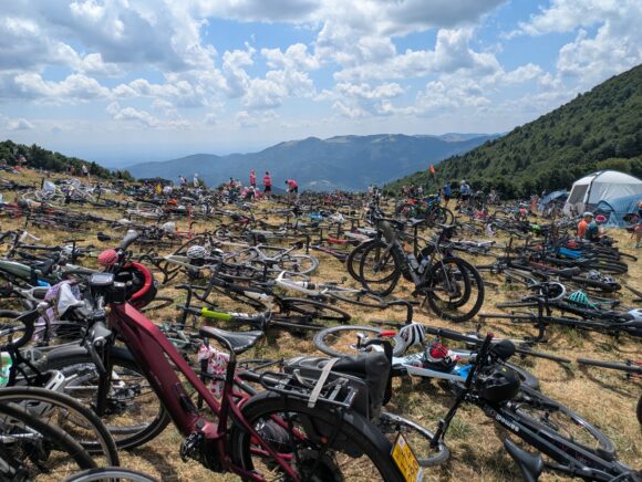 Fahrräder auf einer Wiese auf 1200m Höhe.